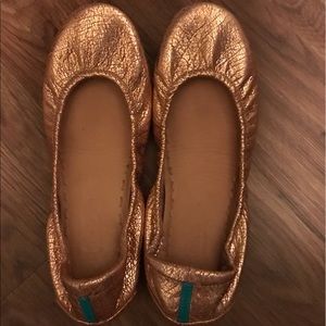 Size 8 gold metallic tieks