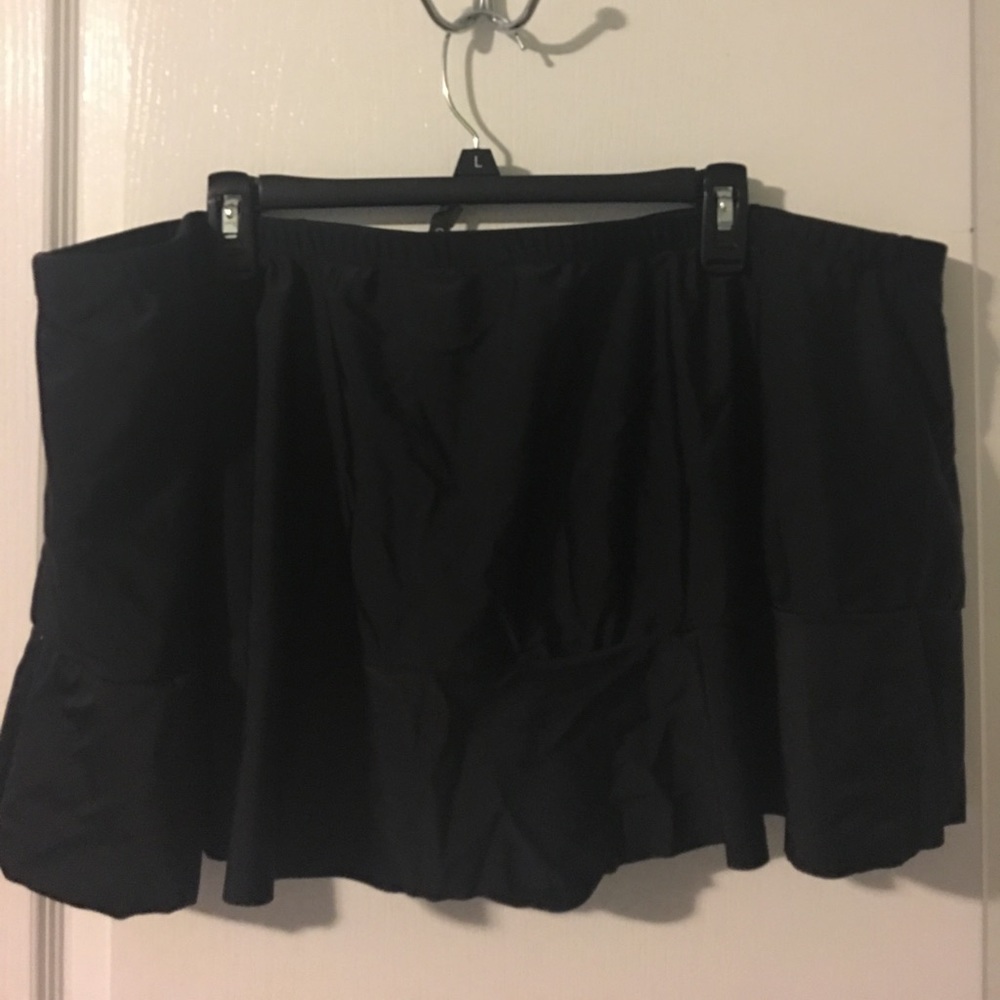 NWOT TORRID size 4 ruffled swim-skirt
