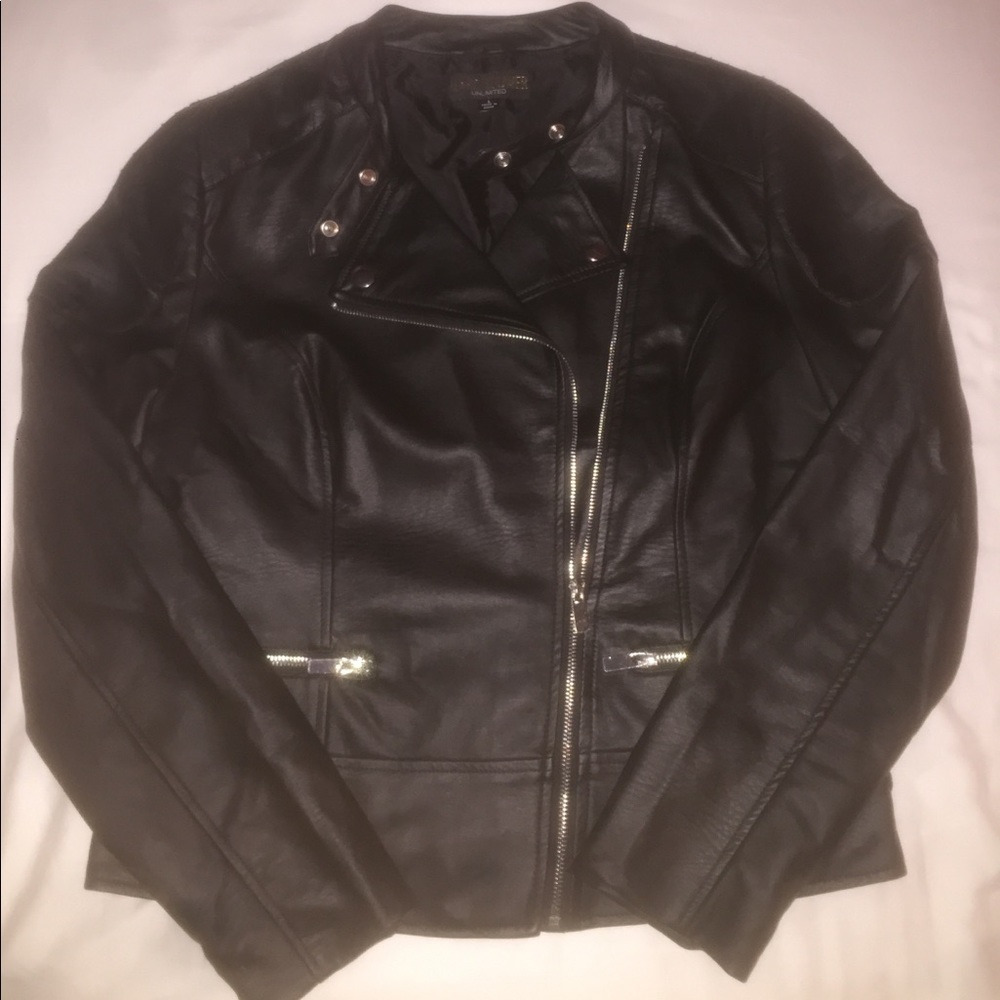 Never worn before! Leather jacket, silver zippers!