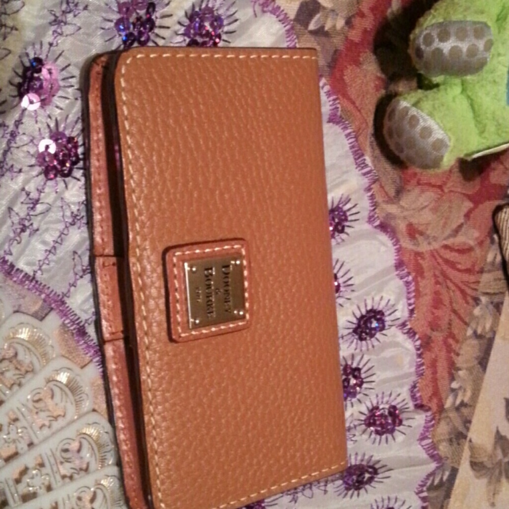 Dooney & Bourke smartphone wallet
