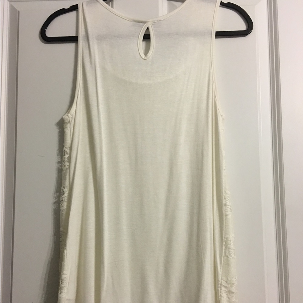 ❗️SALE ❗️Sleeveless Top - Picture 3 of 3