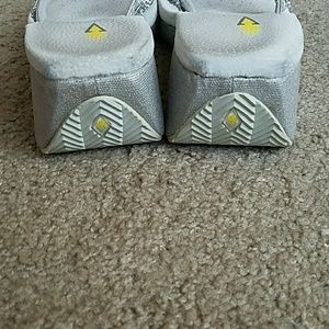 Volatile thong wedges