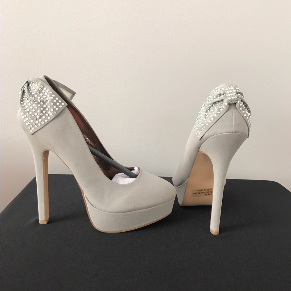 Beautiful Gray heels with rhinestone bow accents