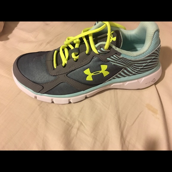 Under armour shoes youth size 6 - Picture 1 of 1