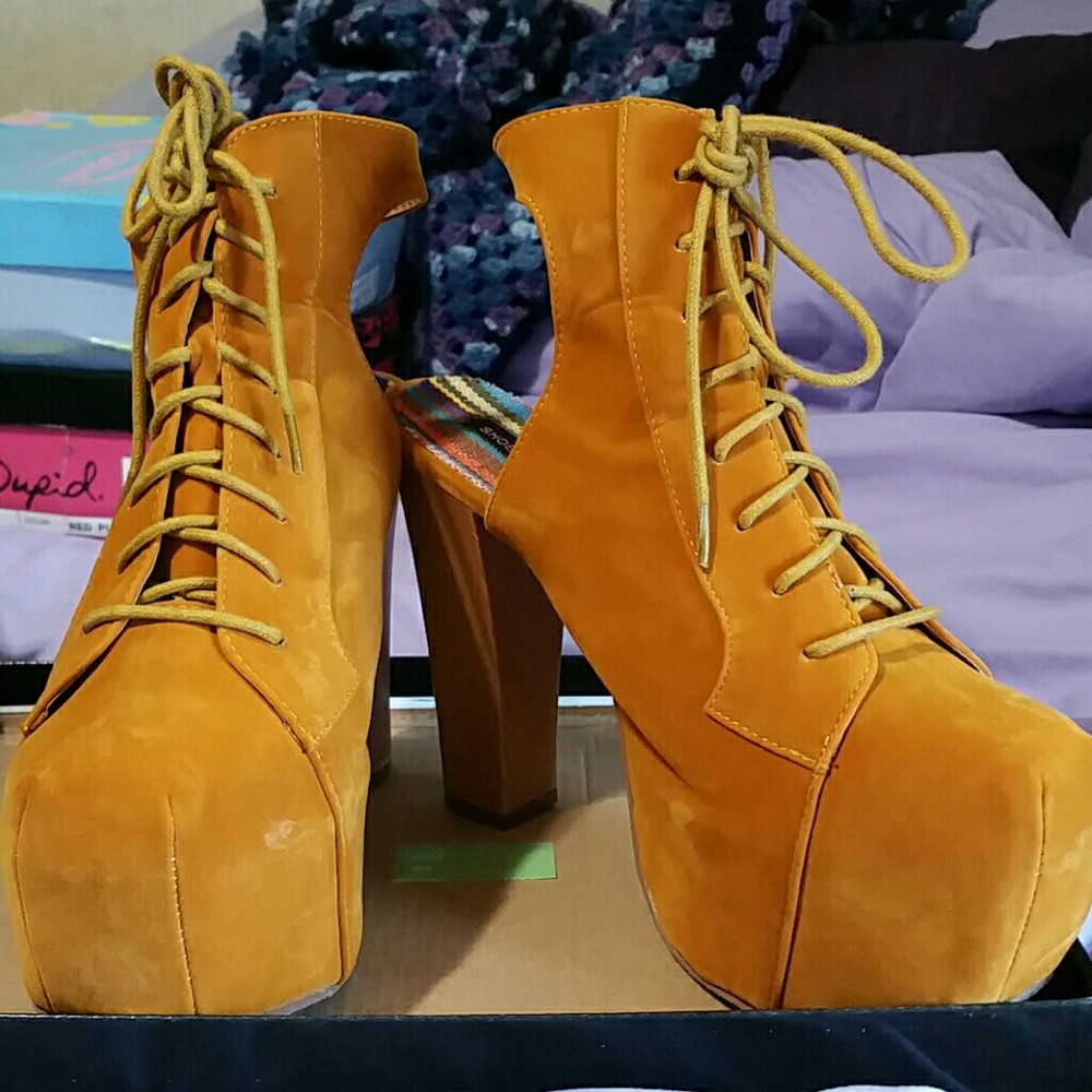 Sz 8.5 Shoe Republica platform shoe Mustard color