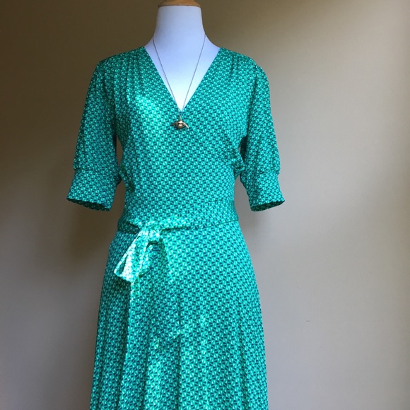 Leota Dresses & Skirts - Leota Green Faux Wrap Dress