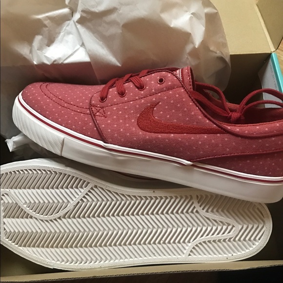 Nike - Picture 2 of 3