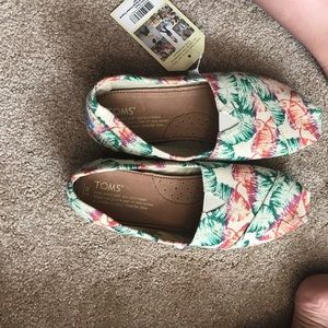 🌴🌸brand new floral TOMS