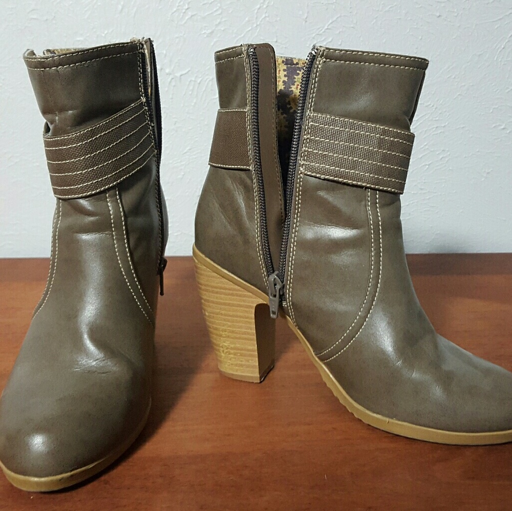 American Eagle booties