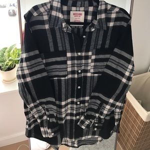 NWOT- oversized plaid shirt