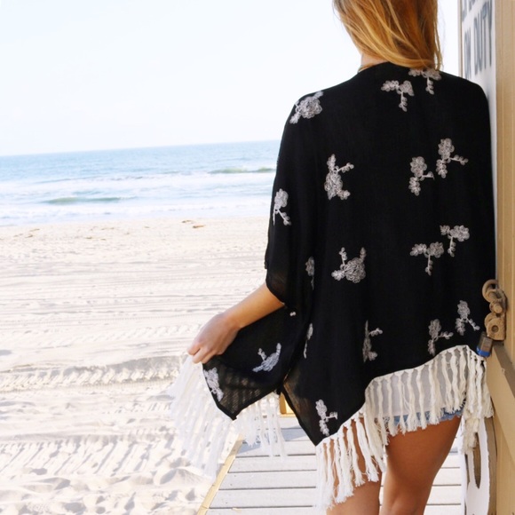 LAST ITEM black embroidered kimono - Picture 3 of 4