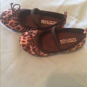Kenneth Cole girls leopard flats