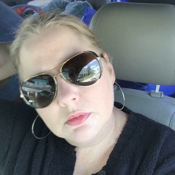 Meet your Posher, Becca - Picture 5 of 6