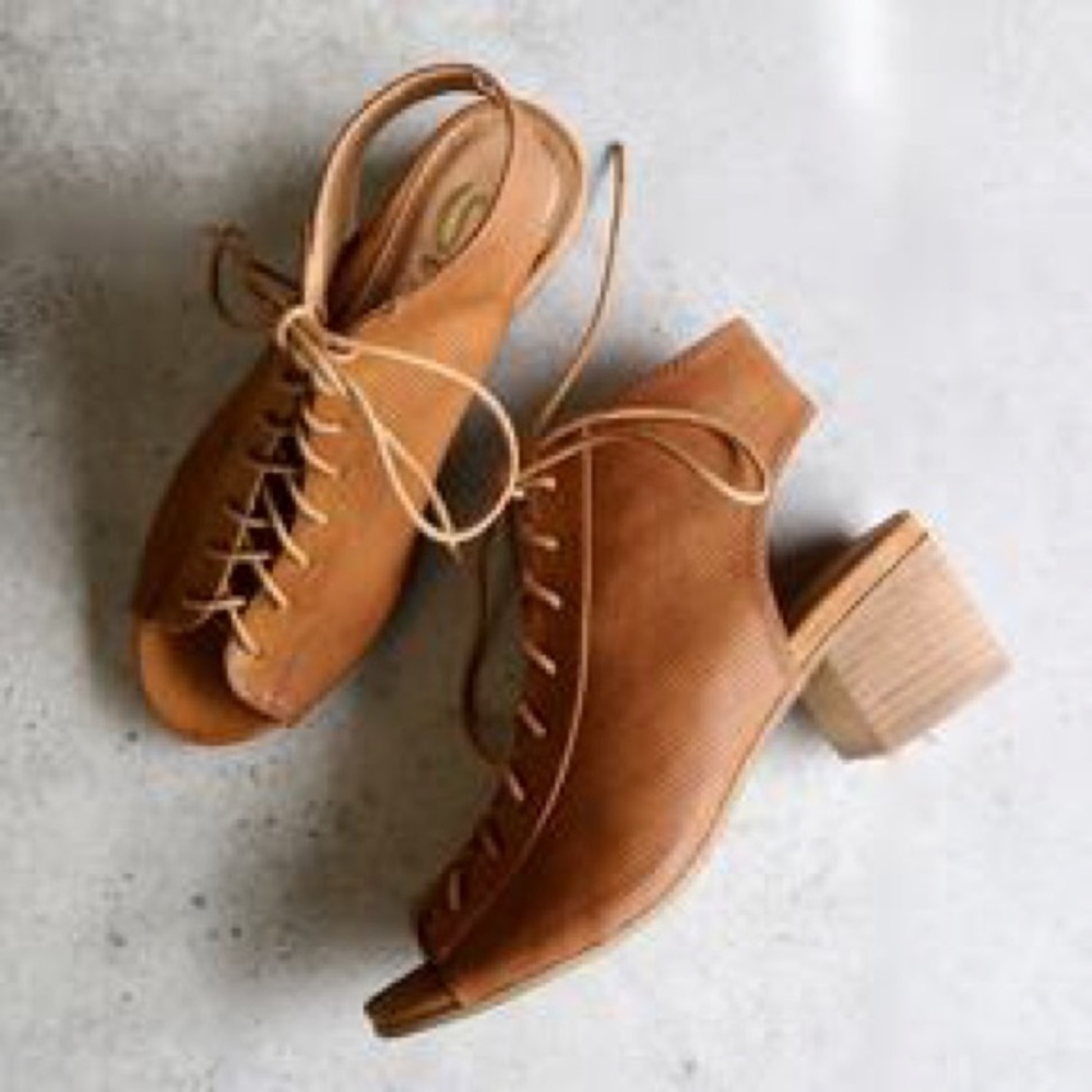 NIB Minimalist Perforated Tan Lace Up Sandals - Picture 4 of 7