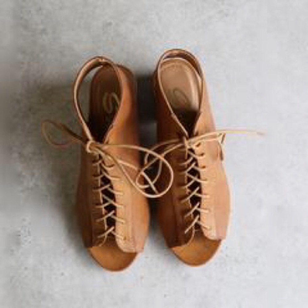 NIB Minimalist Perforated Tan Lace Up Sandals - Picture 7 of 7