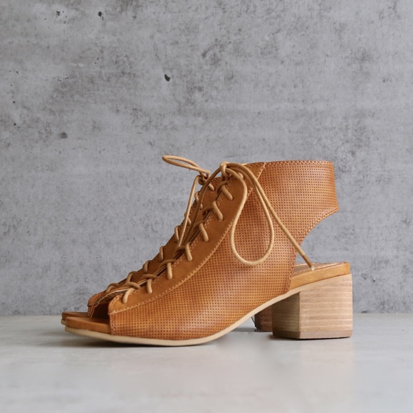 NIB Minimalist Perforated Tan Lace Up Sandals - Picture 2 of 7