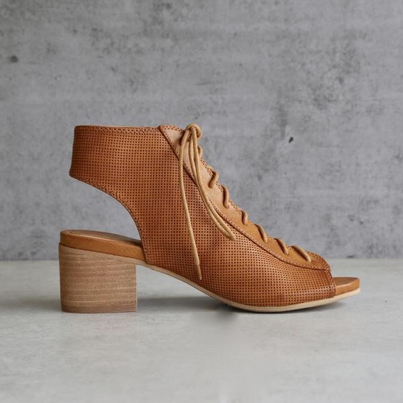 NIB Minimalist Perforated Tan Lace Up Sandals - Picture 3 of 7