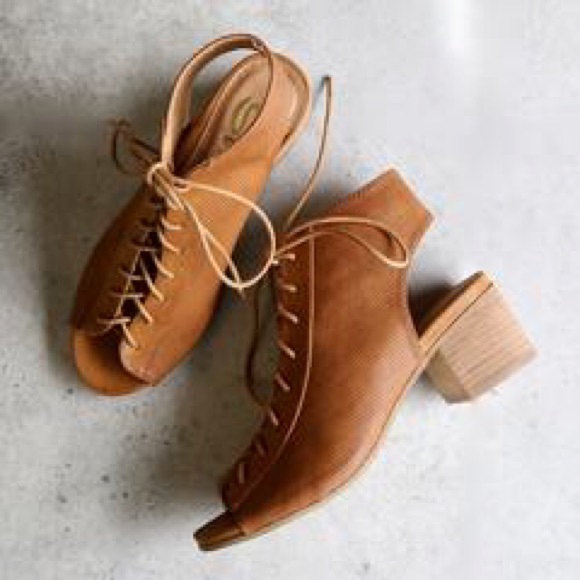 NIB Minimalist Perforated Tan Lace Up Sandals - Picture 4 of 7