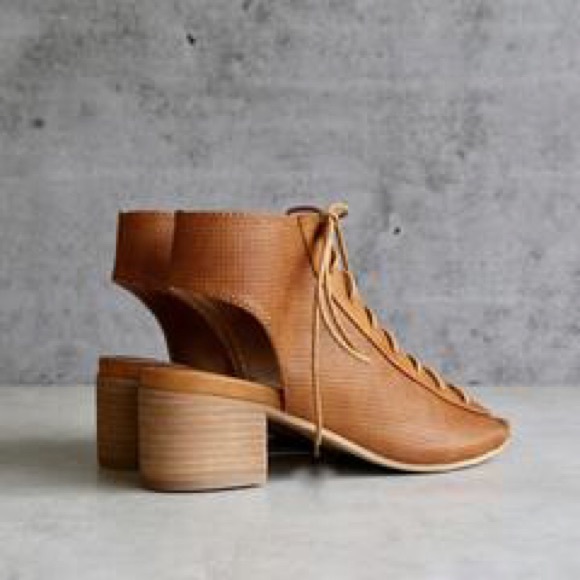 NIB Minimalist Perforated Tan Lace Up Sandals - Picture 5 of 7