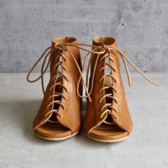 NIB Minimalist Perforated Tan Lace Up Sandals - Picture 6 of 7