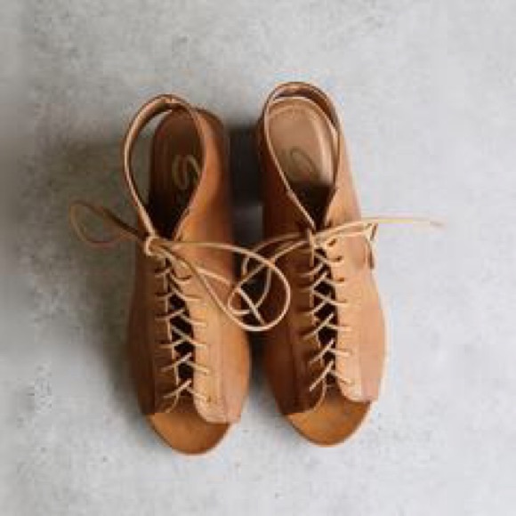 NIB Minimalist Perforated Tan Lace Up Sandals - Picture 7 of 7