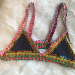 *AUTHENTIC* Kiini top, Sz M, blue triangle