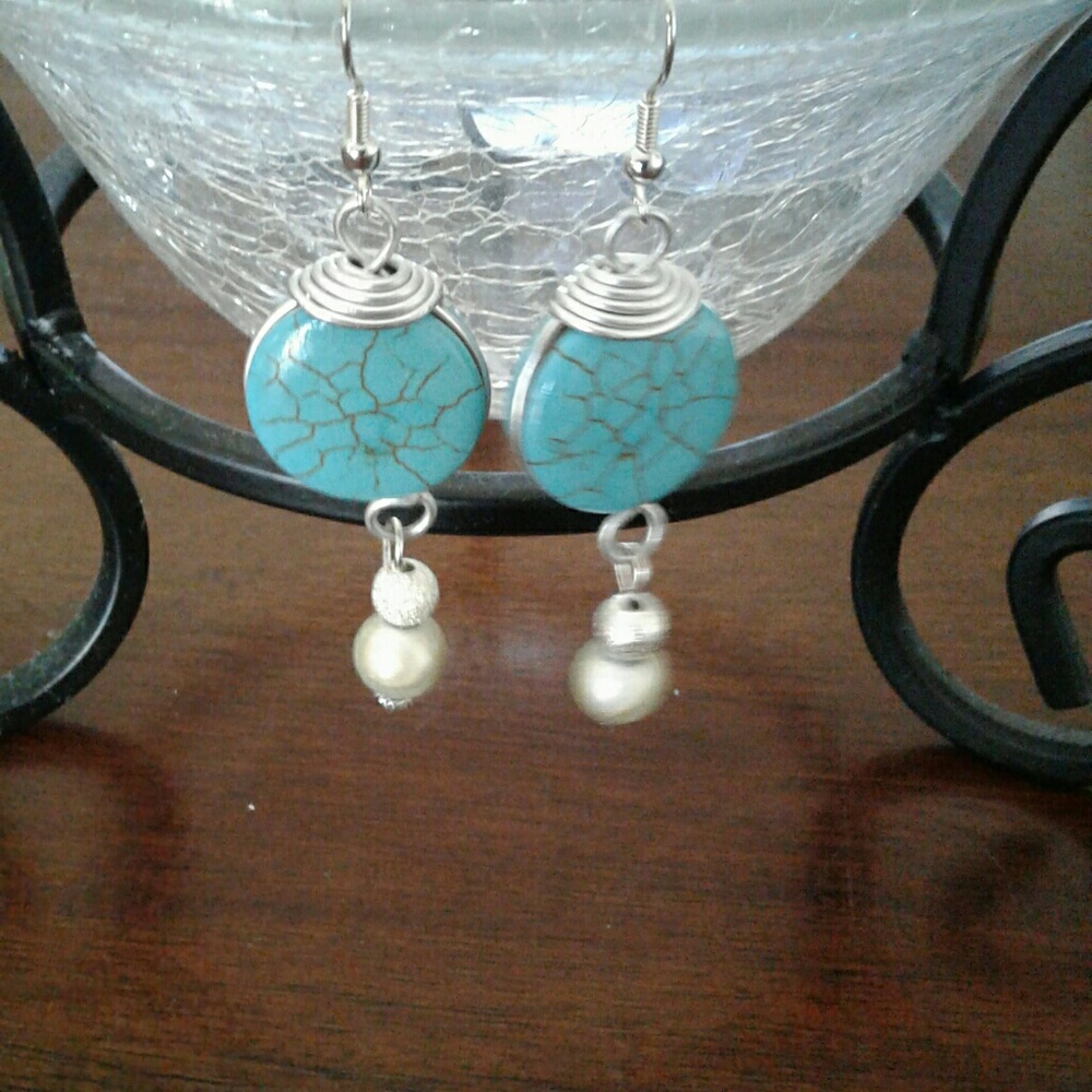 Handcrafted dangle earrings - Picture 2 of 6