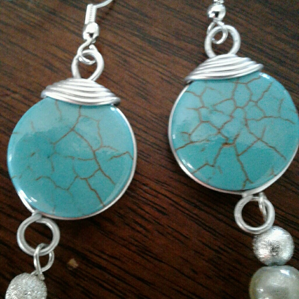 Handcrafted dangle earrings - Picture 4 of 6