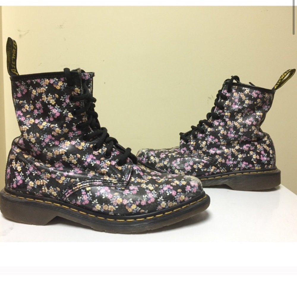 Floral dr. Martin Sz 8 ( runs 8.5) NICE