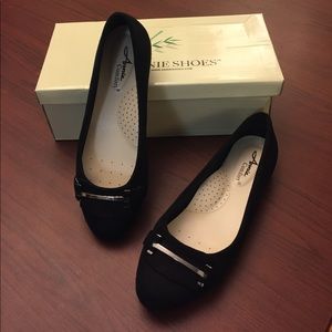 Annie Comfort black faux suede flats size 7.5