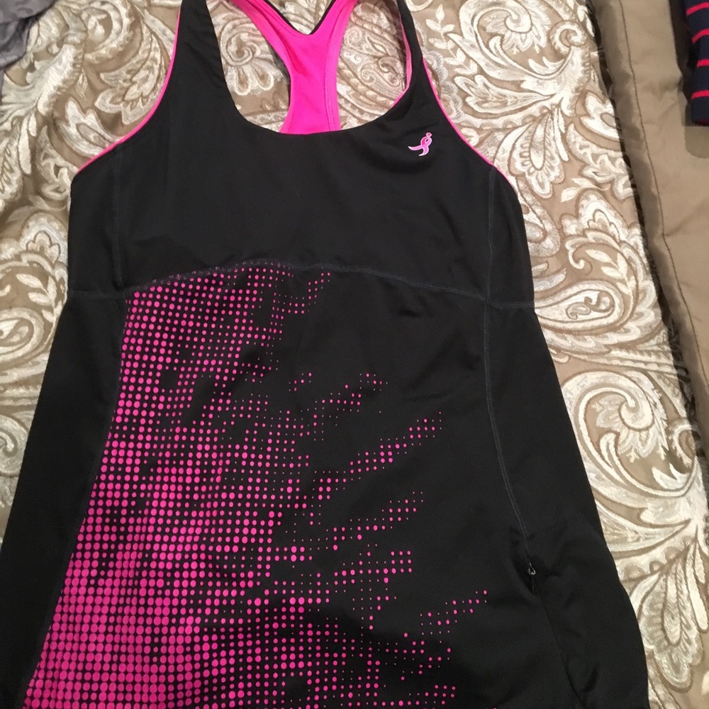 New balance running top comes padded with bra