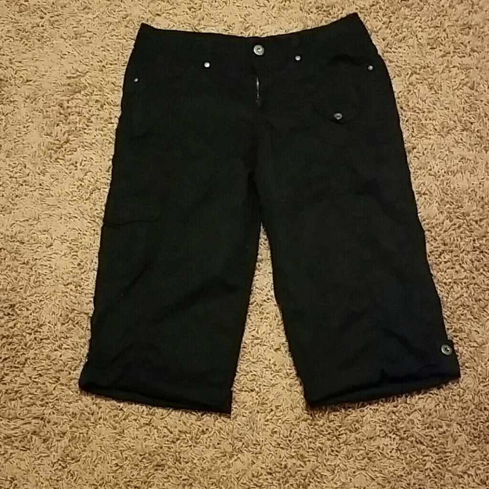 Like New Style & Co black poplin capri's