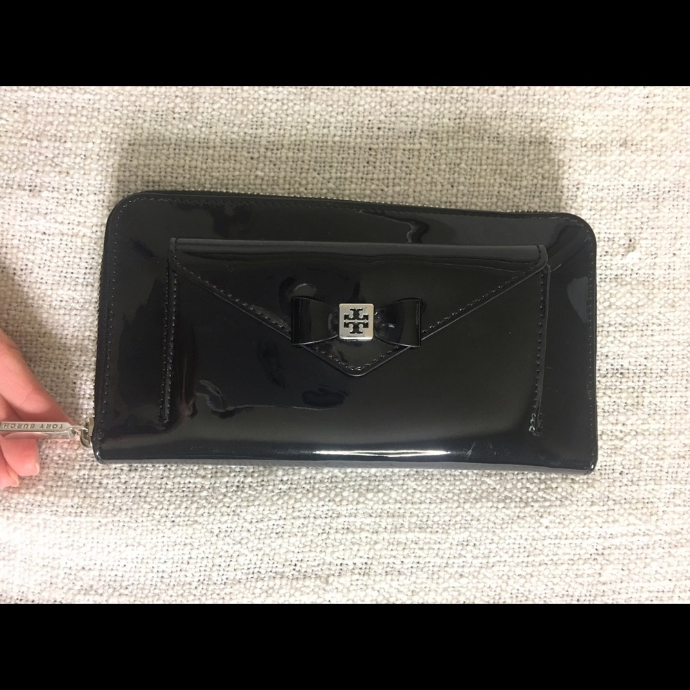 Authentic Tory Burch Bow zip Continental Wallet ❤️