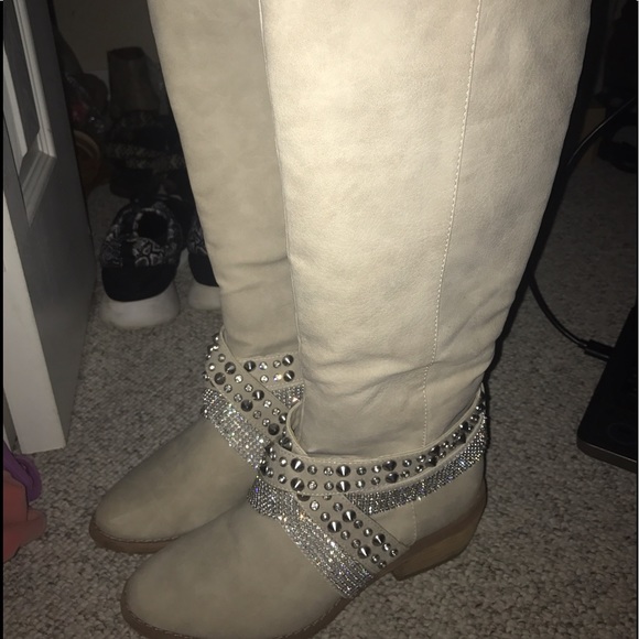 Brand new boots, bling bling bling - Picture 1 of 3