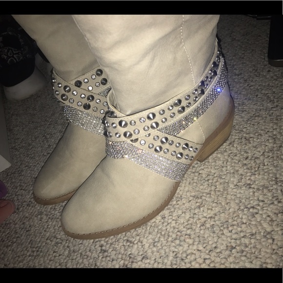 Brand new boots, bling bling bling - Picture 2 of 3