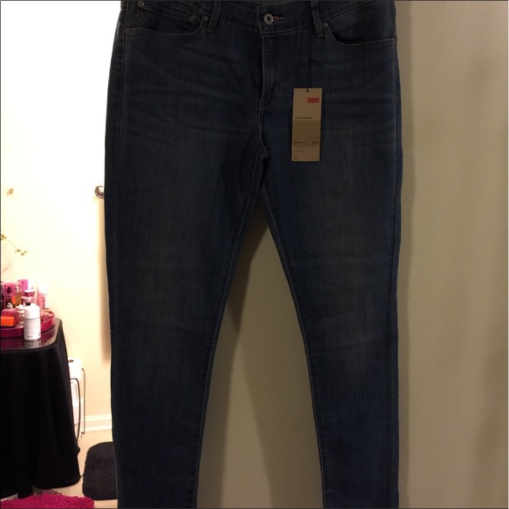 32/32 Levi's skinny jeans (modern curvy)