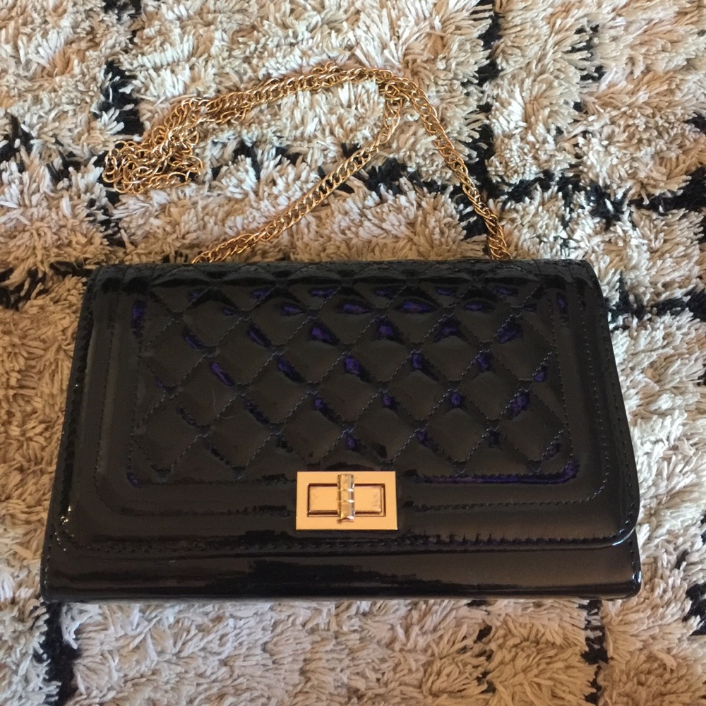 Black patten leather gold chain shoulder bag.