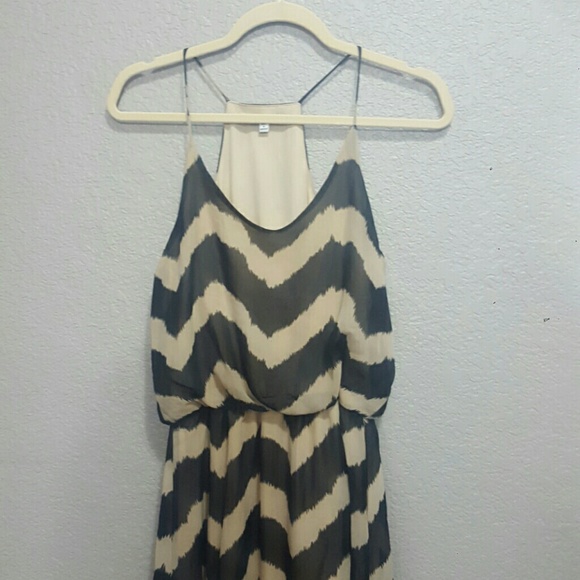 Sz S Tan and Black Chevron Dress - Picture 2 of 4