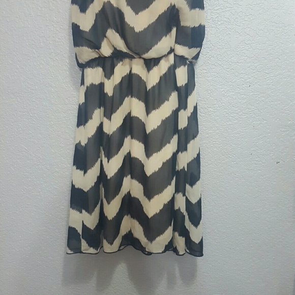 Sz S Tan and Black Chevron Dress - Picture 3 of 4