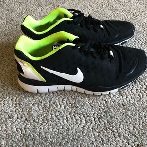 NIKE RUNNING SHOES