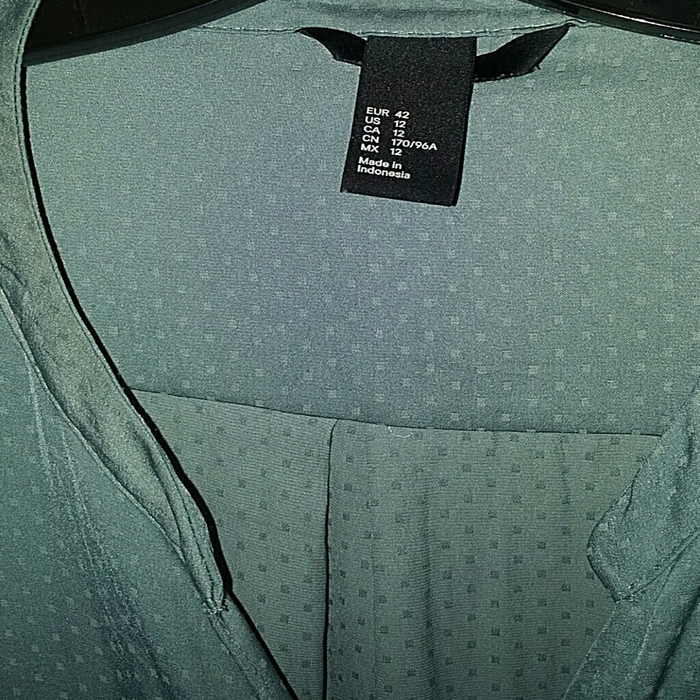 Ladies HM button down - Picture 2 of 4