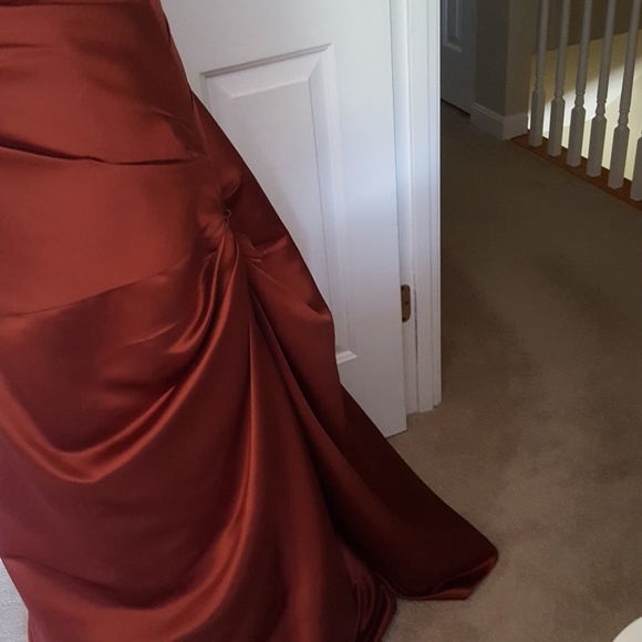 Gorgeous Satin prom/ formal satin gown - Picture 4 of 4