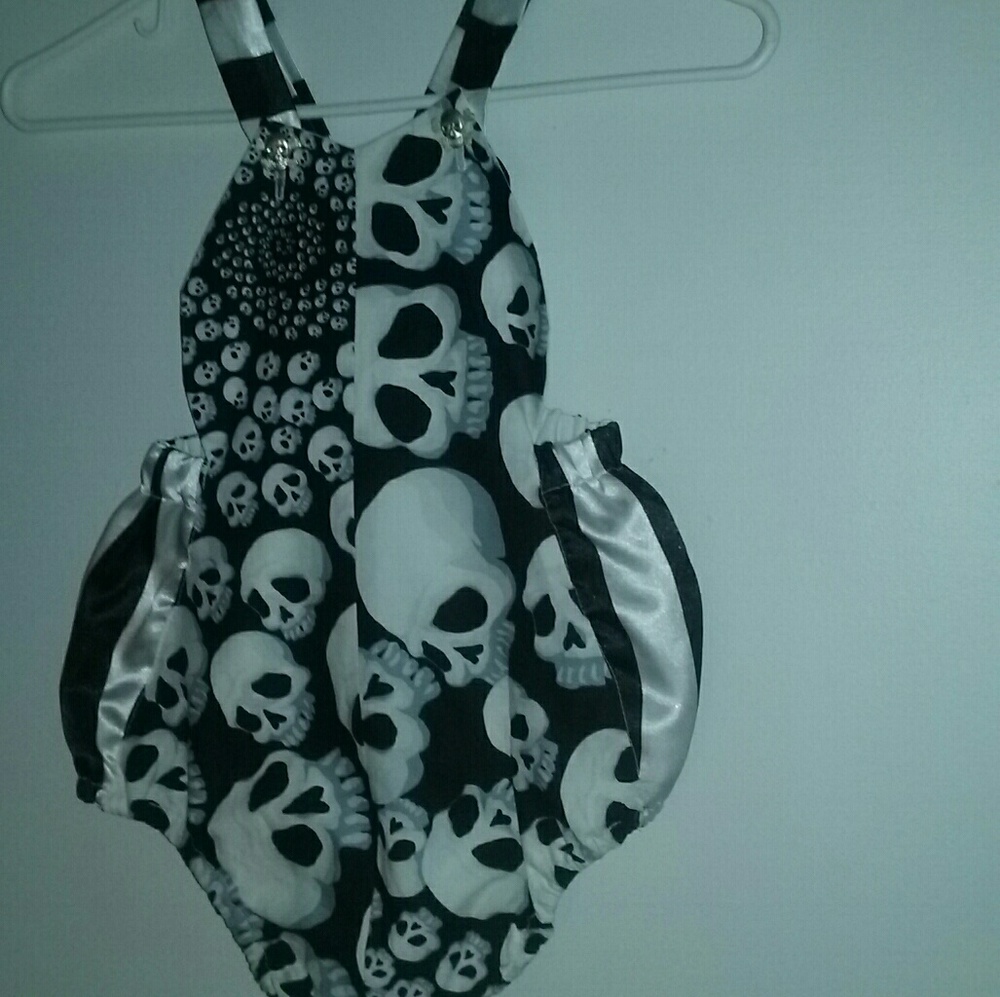 Toddler bubble butt romper with Sculls