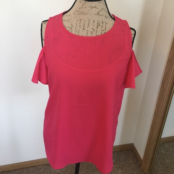 ❌No Longer Available❌New Cold Shoulder Top - Picture 3 of 5