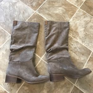 Never worn! Cloth Greyish brown boots!