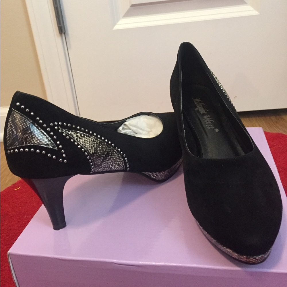 Classy Midnight Velvet low heel pumps