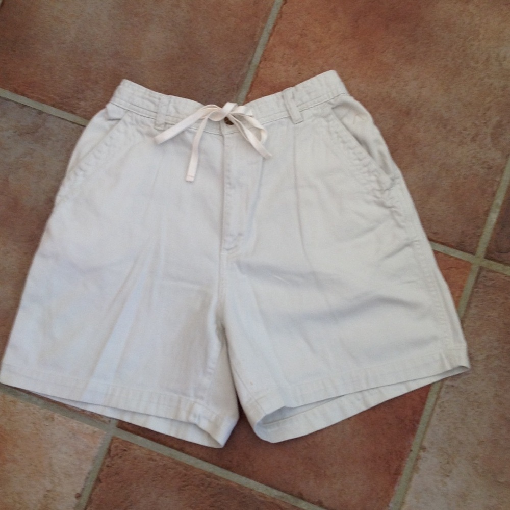 Womens Beige shorts. St Johns Bay size 6