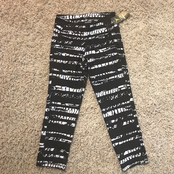 New Old Navy black and white crop yoga legging - Picture 1 of 3