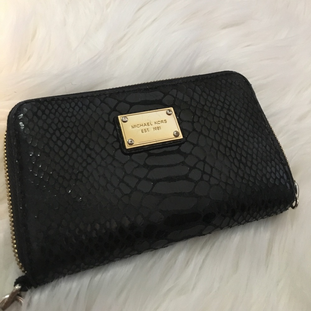 Michael kors wristlet black.