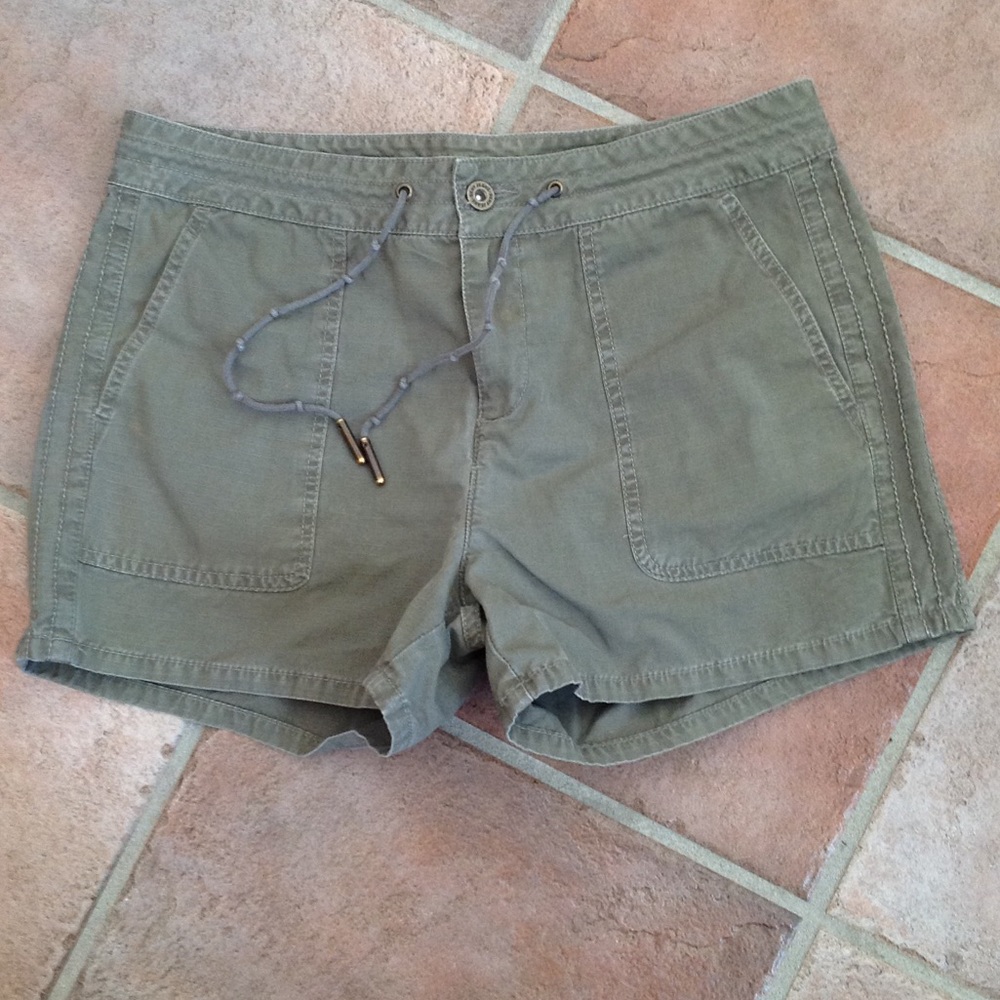 Womens DKNY Jeans green shorts. Size 8